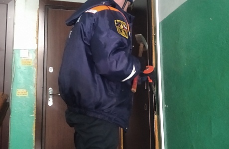 Спасатели обеспечили родственникам доступ в квартиру Спасатели обеспечили родственникам доступ в квартиру